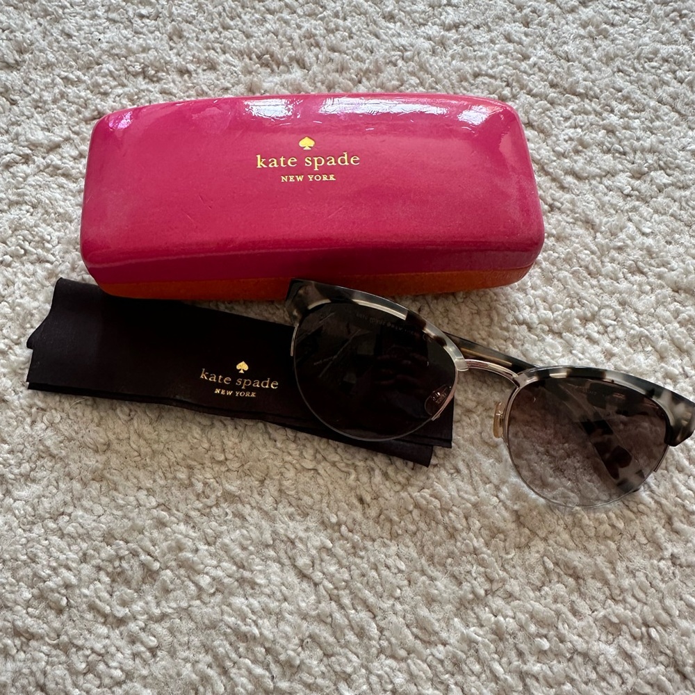 EUC Kate Spade Light Tortoise Shell Cat Eye
Classic Sunglasses